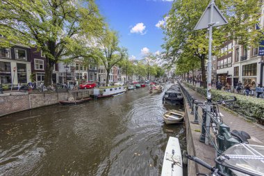 2023 yazında Hollanda metropolü Amsterdam 'da tipik bir kanal görüntüsü