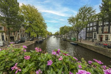 2023 yazında Hollanda metropolü Amsterdam 'da tipik bir kanal görüntüsü