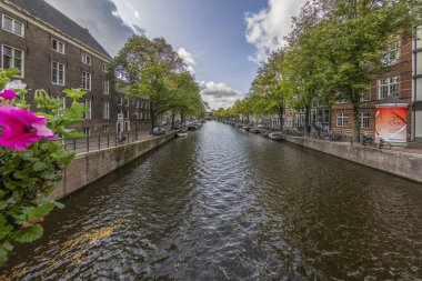 2023 yazında Hollanda metropolü Amsterdam 'da tipik bir kanal görüntüsü