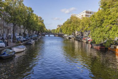 2023 yazında Hollanda metropolü Amsterdam 'da tipik bir kanal görüntüsü