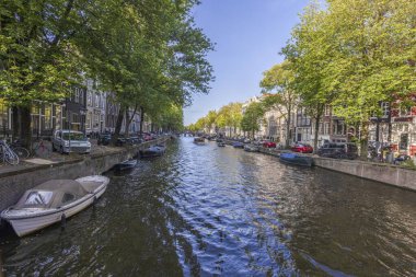 2023 yazında Hollanda metropolü Amsterdam 'da tipik bir kanal görüntüsü