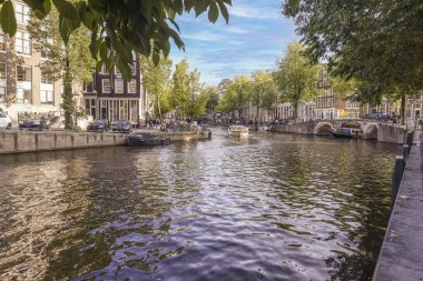 2023 yazında Hollanda metropolü Amsterdam 'da tipik bir kanal görüntüsü