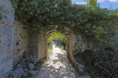 Fotoğraf yaz aylarında Instria 'nın tarihi hayalet kasabası Dvigrad' dan.