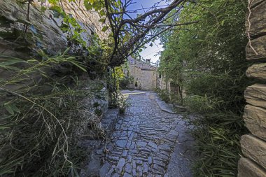 Fotoğraf yaz aylarında Instria 'nın tarihi hayalet kasabası Dvigrad' dan.