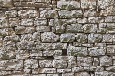 Gündüz vakti doğal bir taş duvara yakın çekim.