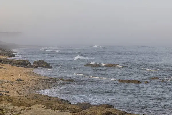 Widok Burzliwy Mglisty Ocean Atlantycki Praia Aivados Portugalii Świetle Porannym — Zdjęcie stockowe