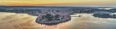 Hırvatistan 'ın tarihi kıyı kenti Rovinj' in yaz doğuşundaki insansız hava aracı görüntüsü