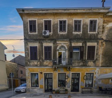 Gündüz tadilata ihtiyacı olan çok katlı eski bir apartman manzarası