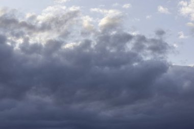 Gün ışığında gökyüzündeki kara bulutların görüntüsü