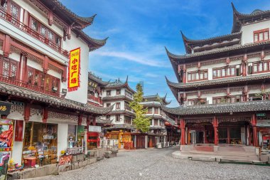 Gündüz vakti tipik pagoda çatıları olan terk edilmiş tarihi Şangay kasabasından bir görüntü.