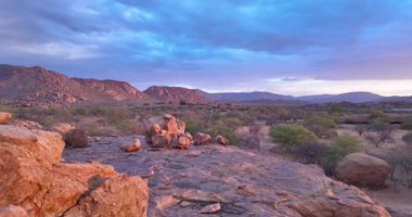 Damaraland 'ın Namibya' da yaz günbatımında çekilmiş hızlandırılmış videosu