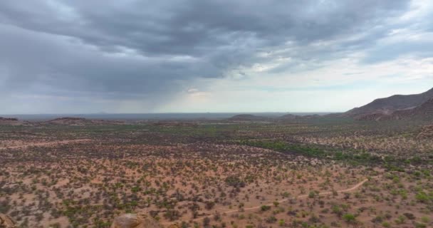 Drone Video Damaraland Namibië Tijdens Het Regenseizoen Met Overdag Regenwolken — Stockvideo