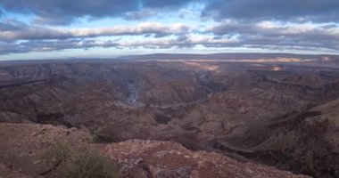 Namibya 'daki Balık Nehri Kanyonu' nun hızlandırılmış filmi. Yazın mavi gökyüzüne doğru hızla hareket eden bulutlar.