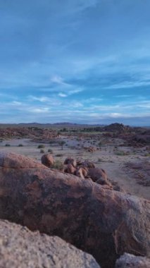 Güney Namibya 'da yazın günbatımında hızlı hareket eden bulutların hızlandırılmış videosu