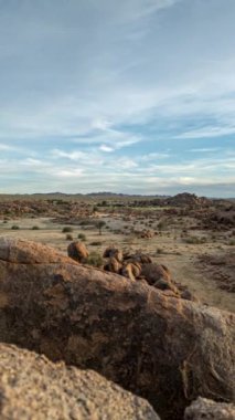 Güney Namibya 'da yazın günbatımında hızlı hareket eden bulutların hızlandırılmış videosu