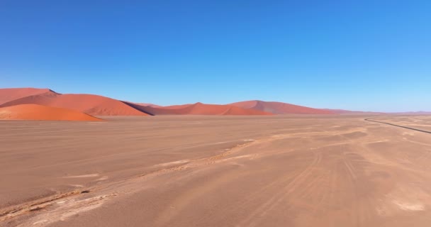 Drone Lot Nad Świecącymi Czerwonymi Wydmami Pustyni Namib Sossusvlei Wcześnie — Wideo stockowe