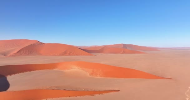 Voo Drone Sobre Dunas Areia Vermelha Brilhante Deserto Namib Sossusvlei — Vídeo de Stock