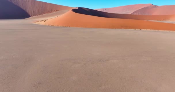 Drone Vlucht Gloeiende Rode Zandduinen Van Namibische Woestijn Sossusvlei Vroeg — Stockvideo