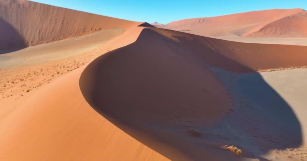 Vuelo Drones Sobre Las Brillantes Dunas Arena Roja Del Desierto — Vídeo de stock