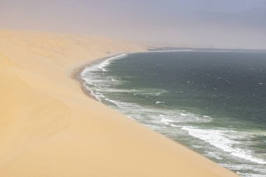 Yaz aylarında Atlantik kıyısındaki Namibya 'daki Sandviç Limanı' nın kumullarının resmi