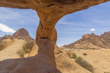 Namibya 'daki Spitzkoppe' taki ünlü taş kemerinin panoramik resmi. Yazın mavi gökyüzü...