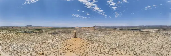 夏天的一天 在纳米比亚北部著名的Vingerklip石针周围的风景的无人机全景 图库图片