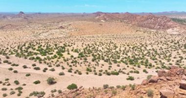 Yaz aylarında, Twyfelfontein yakınlarındaki Namibya Çölü üzerinde insansız hava aracı uçuşu