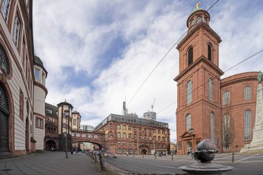 Frankfurt 'un tarihi St. Paul Kilisesi' nin gündüz resmi.