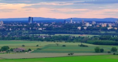 Yazın Namibya 'daki Etosha Ulusal Parkı' nda bir grup filin videosu