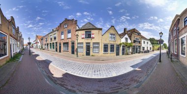 Gündüz vakti Rotterdam yakınlarındaki tarihi Hollanda kenti Brielle 'deki tipik bir kaldırımlı caddenin resmi