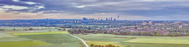 Frankfurt 'un ufuk çizgisi üzerindeki İHA panoraması akşam ışığında daha uzak bir mesafeden geliyor.