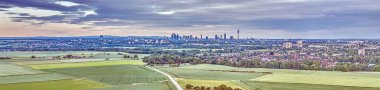 Frankfurt 'un ufuk çizgisi üzerindeki İHA panoraması akşam ışığında daha uzak bir mesafeden geliyor.