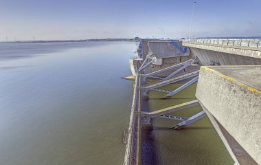 Hollanda 'nın Ouddorp kenti yakınlarındaki Haringvlietdam sel bariyerinin üzerindeki görüntü bulutlu bir sabah gökyüzüne karşı