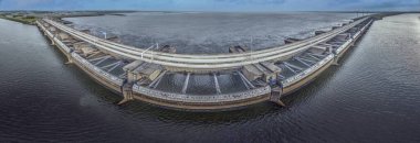Hollanda 'nın Ouddorp kasabası yakınlarındaki Haringvlietdam sel bariyerinin üzerindeki İHA görüntüsü bulutlu bir sabah gökyüzüne karşı
