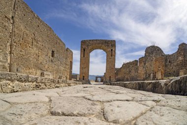 Gündüz vakti volkan Vesuv ile İtalya 'nın tarihi harabe şehri Pompeii manzarası