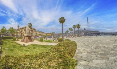 Gündüz vakti Korsika adasındaki Ajaccio kasabasının panoramik resmi.