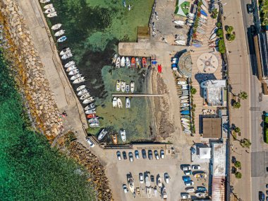 Gündüz vakti İtalya 'nın Civitavecchia kentindeki marinanın dikey drone görüntüsü