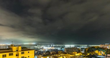 Gece Palma de Mallorca limanında yüksek bir konumdan alınan hızlandırılmış video