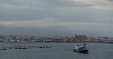 Palma de Mallorca Katedrali 'nin gece gündüz videosu yazın hızlı hareket eden bulutlarla birlikte akşam vakti denizden geliyor.