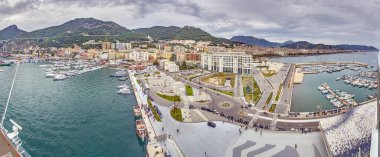 Amalfi Sahili 'ndeki İtalyan şehri Salerno' nun limanında gün boyunca insansız hava aracı panoraması.