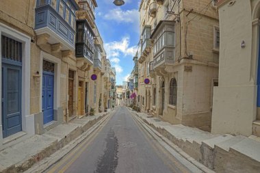 Gün boyunca Valetta 'da tipik Akdeniz mimarisi olan terk edilmiş bir caddenin resmi
