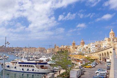 Marinadan Malta 'nın başkenti Valetta' nın kalesine gün boyunca panoramik manzara
