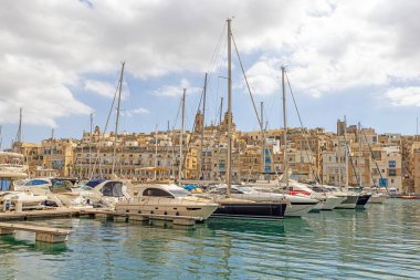 Marinadan Malta 'nın başkenti Valetta' nın kalesine gün boyunca panoramik manzara