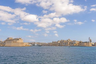Marinadan Malta 'nın başkenti Valetta' nın kalesine gün boyunca panoramik manzara