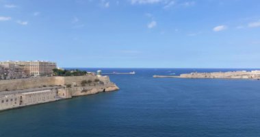 Yazın Namibya 'daki Etosha Ulusal Parkı' nda bir grup filin videosu