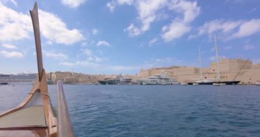 Yazın Namibya 'daki Etosha Ulusal Parkı' nda bir grup filin videosu