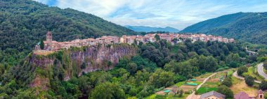 Katalonya 'nın tarihi Castellfollit de la Roca kasabasının panoramik insansız hava aracı resmi.