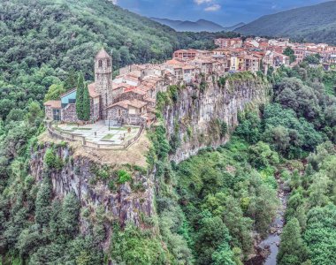 Katalonya 'nın tarihi Castellfollit de la Roca kasabasının panoramik insansız hava aracı resmi.