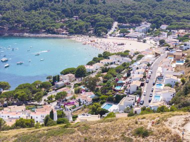 Körfezin panoramik resmi ve gün boyunca Katalan sahil beldesi Montgo 'nun plajı