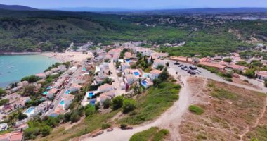 Yazın Namibya 'daki Etosha Ulusal Parkı' nda bir grup filin videosu